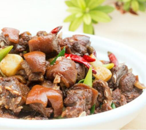 狗肉怎么做才好吃？掌握火候与香料，香而不膻才是精髓