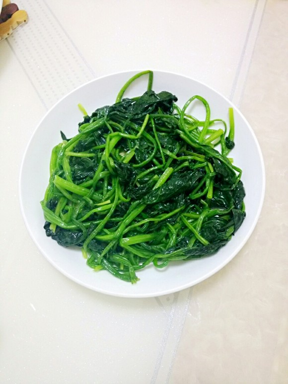菠菜怎么做好吃：两种简单菠菜做法